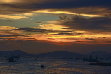 Sunset Hong Kong 'un batı yakası. 2 Ağustos 2008