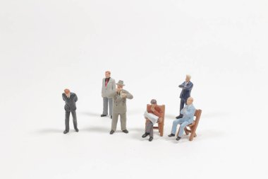 Yönetim kurulundaki mini iş figürü.