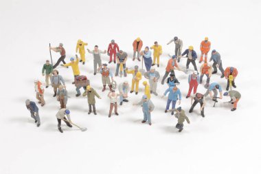 Mini çalışma grubu beyaz arka planda izole edildi