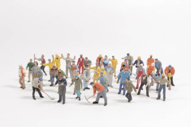 Mini çalışma grubu beyaz arka planda izole edildi