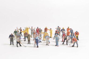 Mini çalışma grubu beyaz arka planda izole edildi