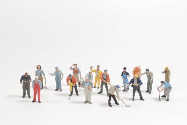 Mini çalışma grubu beyaz arka planda izole edildi