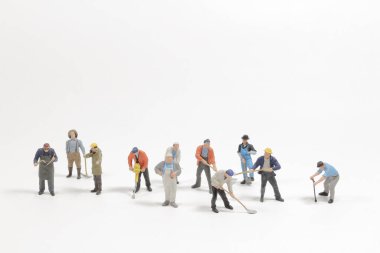 Mini çalışma grubu beyaz arka planda izole edildi