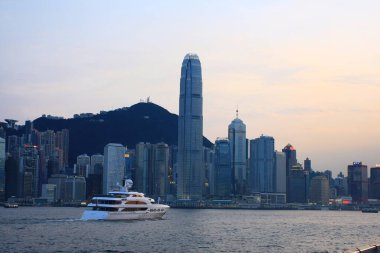 24 Haziran 2008 'de Hong Kong Victoria Limanı' nın gece manzarası
