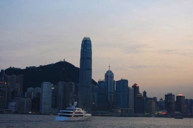 24 Haziran 2008 'de Hong Kong Victoria Limanı' nın gece manzarası