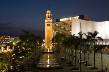 24 Haziran 2008 'de Hong Kong Saat Kulesi' nin gece görüntüsü