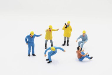 Minyatür insanlar çalışan inşaat kavramı beyaz arka plan üzerinde