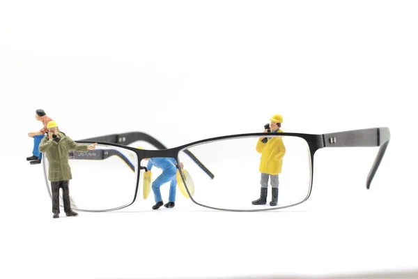 书架上的迷你工人清洁眼睛眼镜 清晰的视觉概念 — 图库照片
