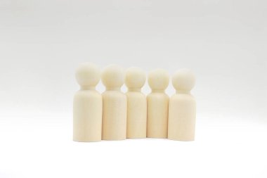 Beyaz tahtada bir grup piyon. 