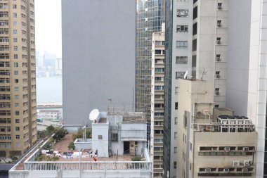 Modern binalar Causeway Körfezi 'ne 16 Mart 2020' de yansıyor.  