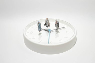 iş veya zaman geri sayım kavramı çalar saat ayakta minyatür işadamı şekil olarak.