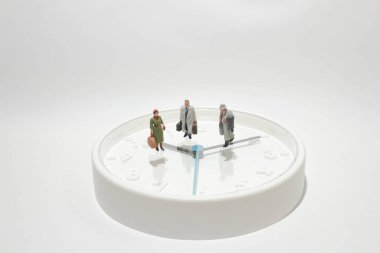 iş veya zaman geri sayım kavramı çalar saat ayakta minyatür işadamı şekil olarak.