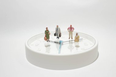 iş veya zaman geri sayım kavramı çalar saat ayakta minyatür işadamı şekil olarak.