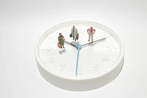 业务或时间倒计时概念作为站在闹钟上的微型商人图 — 图库照片