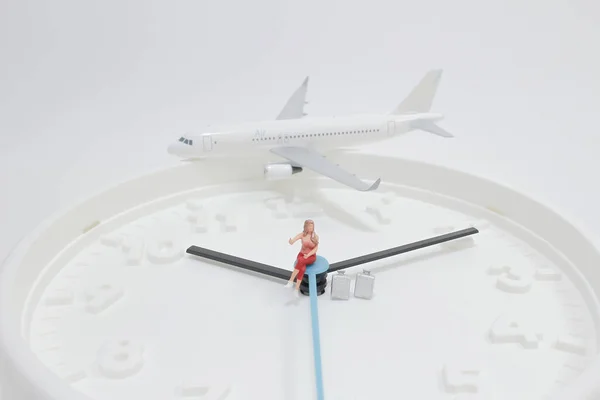 Concepto Tiempo Viajes Primer Plano Equipaje Miniatura Con Figura — Foto de Stock