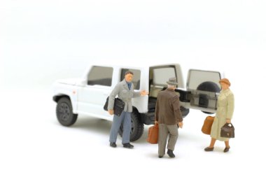 Ölçekli jipi olan küçük bir iş adamı.