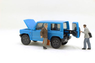 Ölçekli jipi olan küçük bir iş adamı.