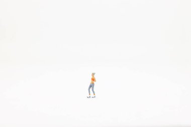 10 Nisan 2020 İnsan koşan minyatür figürlere yakın çekim