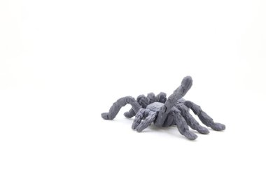 Beyaz üzerine izole edilmiş siyah örümcek oyuncağı. Cadılar Bayramı için komik korku.