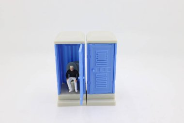 10 Nisan 2020 Taşınabilir tuvaletlerin iki ölçeği 