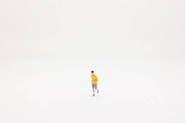 10 Nisan 2020 İnsan koşan minyatür figürlere yakın çekim