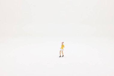 10 Nisan 2020 İnsan koşan minyatür figürlere yakın çekim