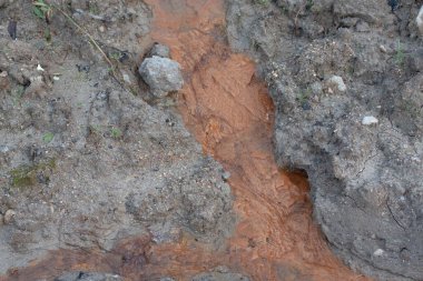 Su sıçraması koyu arka planda izole edildi. 9 Ağustos 2008 