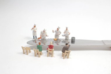 Mini Şef Müşteri Teppanyaki usulü Biftek Pişiriyor