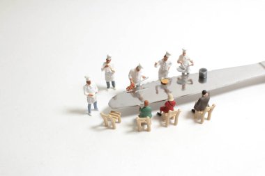 Mini Şef Müşteri Teppanyaki usulü Biftek Pişiriyor