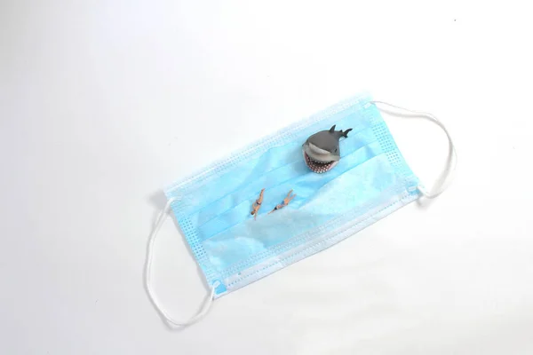 Zabawka Rekin Gryzie Figurkę Pływaka Bikini — Zdjęcie stockowe
