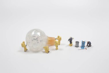 Yenilik teması, ampullü mini figür 