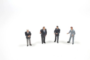 İş adamı minaiture figürü ayakta ve toplantı