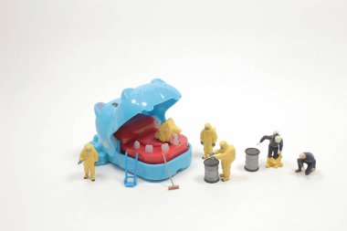 Mühendislerden oluşan bir ekip hayvan görüntülerini kontrol ediyor.