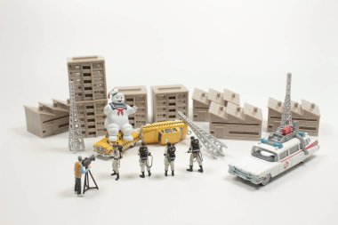  Plastik oyuncaklar, beyaz arka plandaki hayalet avcılarının figürleri.