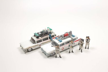  Plastik oyuncaklar, beyaz arka plandaki hayalet avcılarının figürleri.