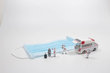 Tıbbi merkezdeki figür koronavirüs taraması teması