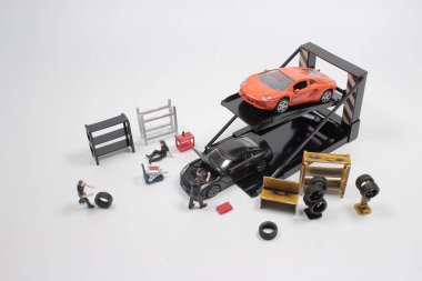 Mini tamirciler oyuncak araba tamiri, atölye konsepti