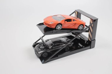 Mini tamirciler oyuncak araba tamiri, atölye konsepti