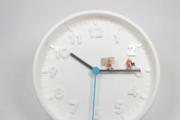Der Miniarbeiter Bewegt Möbel Auf Der Uhr — Stockfoto