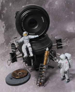 figürün boyutu, uzaydaki astronot. Uzay yürüyüşü.