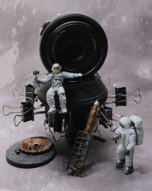 figürün boyutu, uzaydaki astronot. Uzay yürüyüşü.