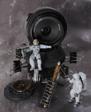 figürün boyutu, uzaydaki astronot. Uzay yürüyüşü.