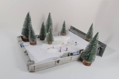 Bir figürün eğlencesi parmak izi tepsisinde kayak yapmaktır.