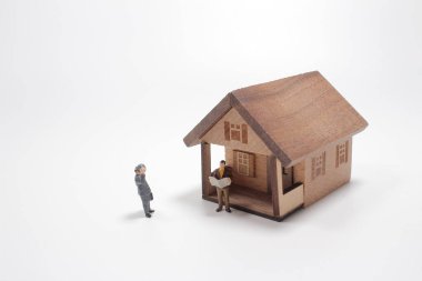 Beyaz arka planda izole edilmiş figürlü Mini ev