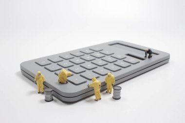 Mini insanlar hesap makinesini kontrol ediyorlar 