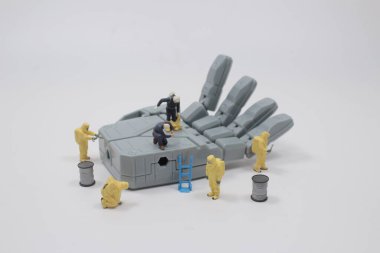 Mühendisler ekibi robot eli tamir ediyor.