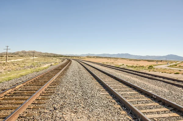 Tre insiemi di binari ferroviari curvi — Foto Stock