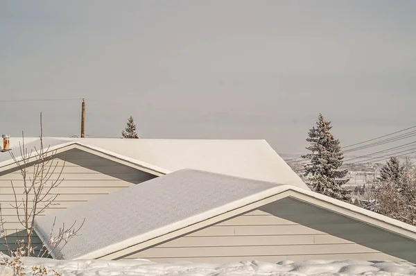 Twee daken met sneeuw — Stockfoto