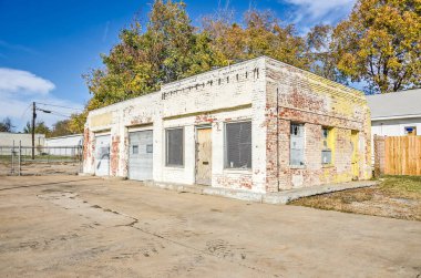 Eski boyalı tuğla servis istasyonu