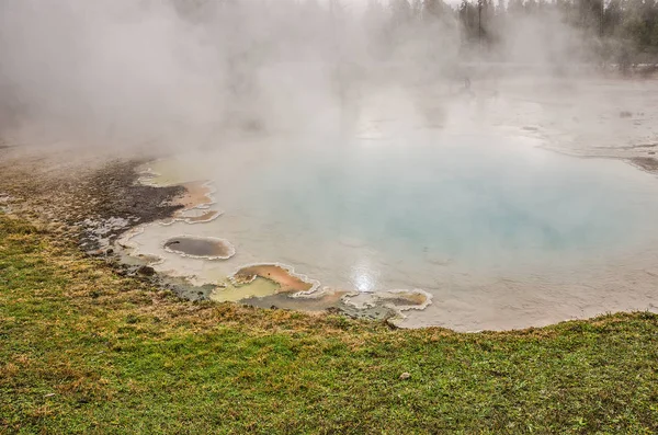 Piscina color agua en Yellowstone —  Fotos de Stock